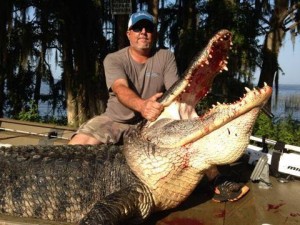 Gator hunters go on the prowl in Florida